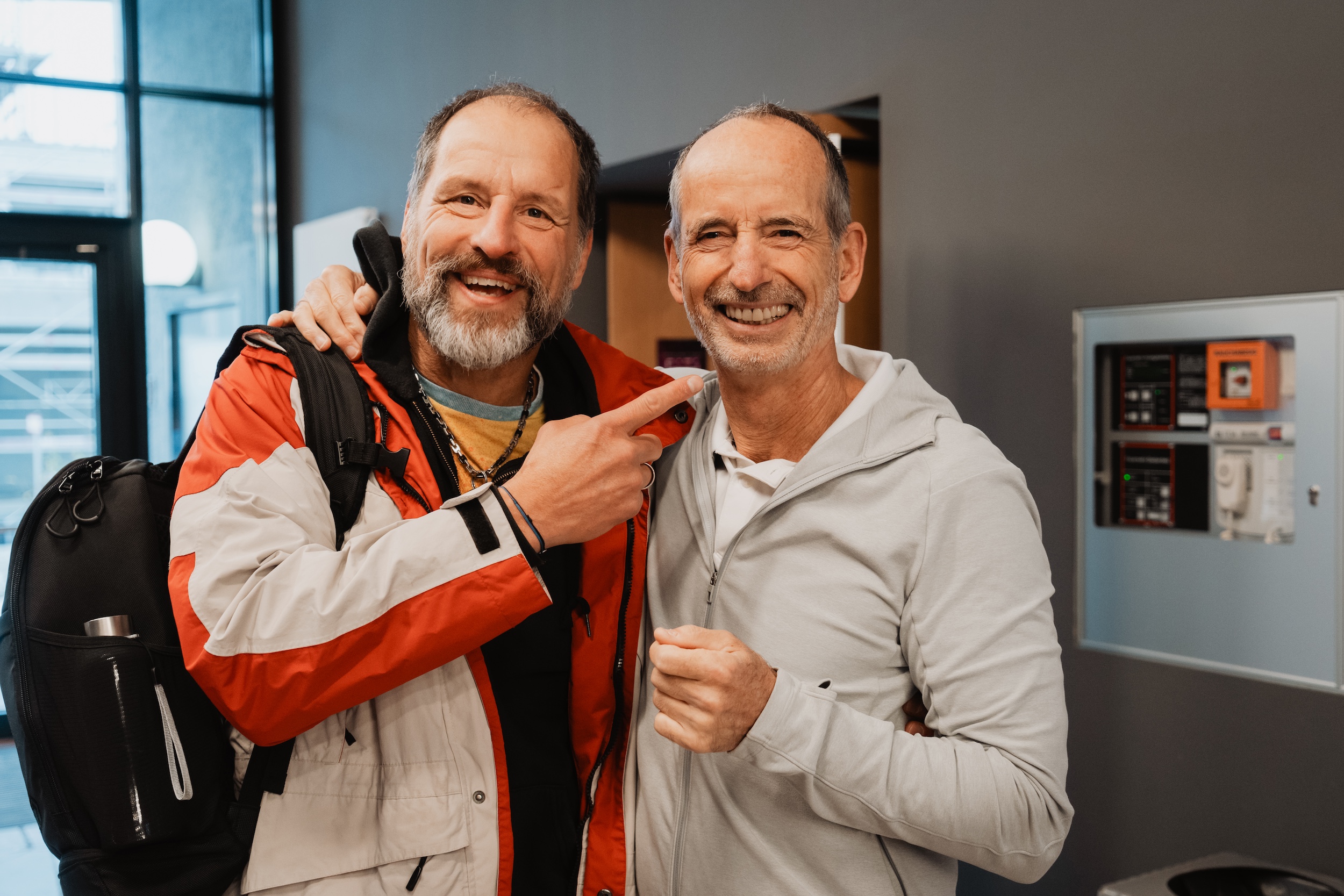 Zwei Teilnehmer freuen sich über das Treffen mit Roland