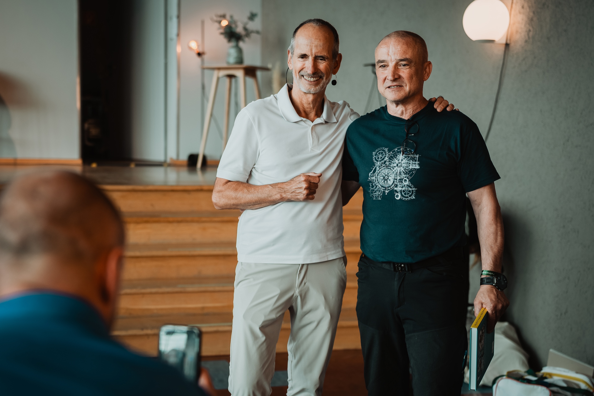 Roland posiert mit einem Teilnehmer fürs Foto