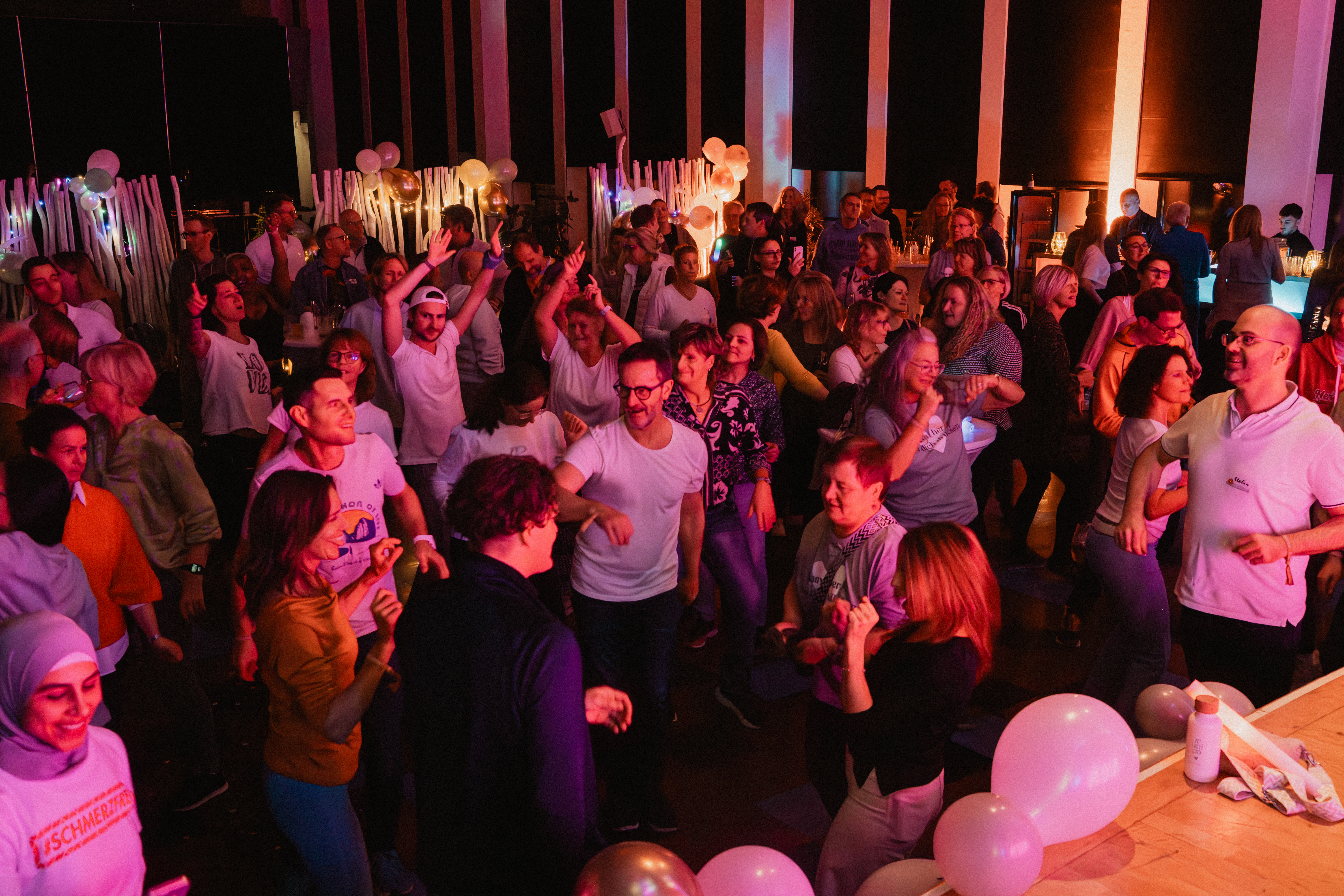 Get-together am Abend — gemeinsames Tanzen und Feiern