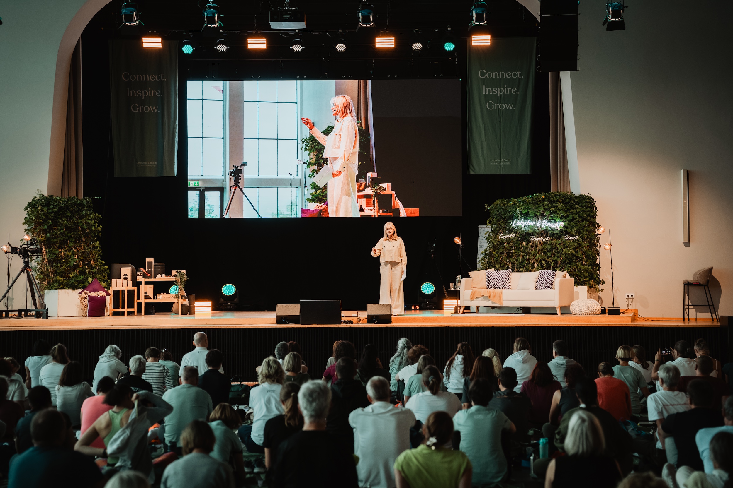 Petra live auf der Bühne — Connect. Inspire. Grow.